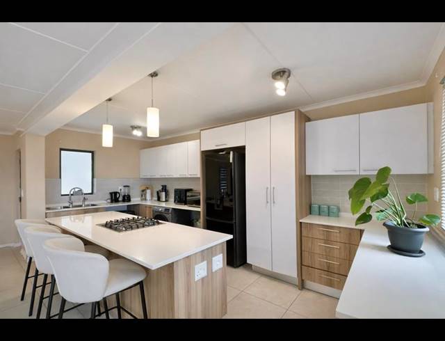 2 BEDROOM APARTMENT FOR SALE IN MODDERFONTEIN